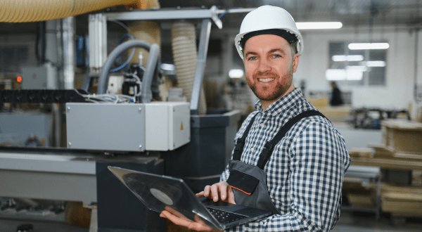 Procesoperator aan het werk in de fabriek