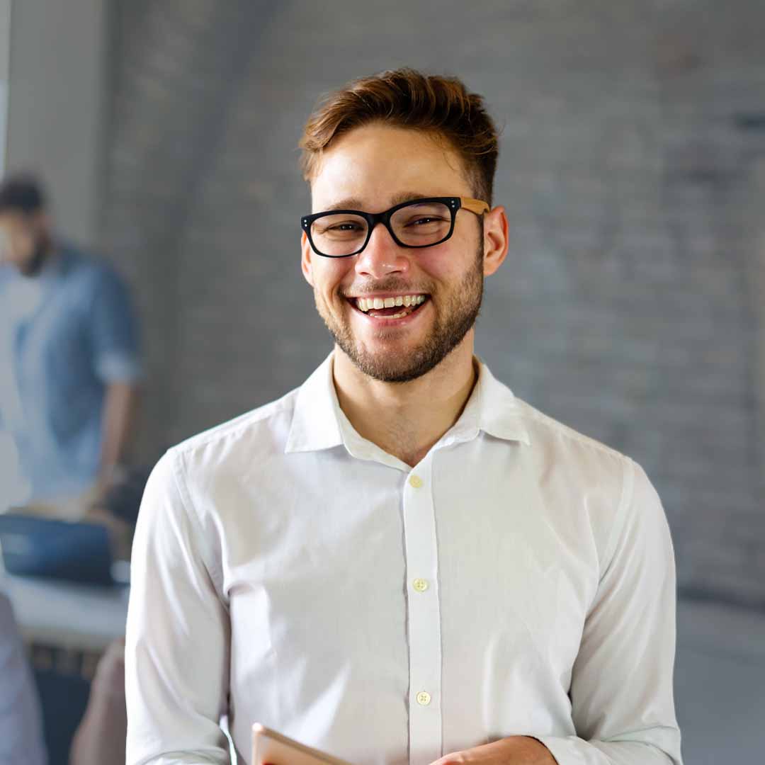 man kijkt in camera.